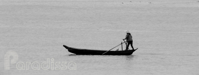 bateau à rames à Chau Doc, An Giang, Vietnam
