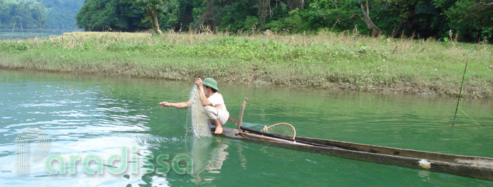 Fishing on the lake of Ba Be