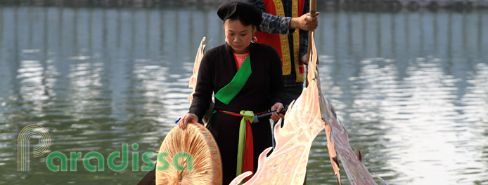 Performing Quan Ho folk songs at the Do Temple in Bac Ninh