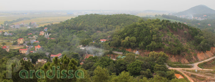 Scenic biking route around the Phat Tich Pagoda