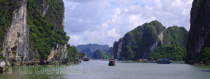 Un passage dans la baie d'Halong près de la grotte de Thien Cung