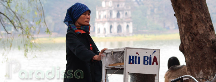 un vendeur de rue au lac de Hoan Kiem, Hanoi, Vietnam