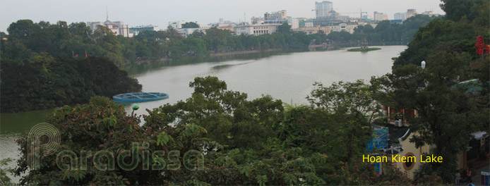 Le lac Hoan Kiem à Hanoï dans la nuit