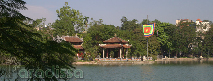 Le temple de Ngoc Son sur le lac de Hoan Kiem à Hanoï