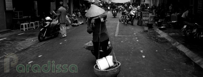 A street vendor in the Old Quarter of Hanoi