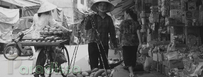 Vendeuse de rue au vieux quartier de Hanoï