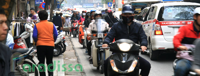 Trafic au quartier vieux de Hanoï