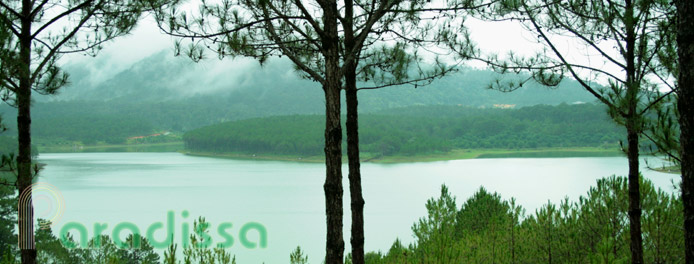 Le lac de Tuyen Lam dans la ville de Da Lat au Vietnam