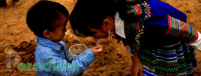 Little Hmong kids at the Can Cau Market – Lao Cai Vietnam