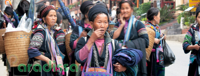Des dames hmongs noires à Sapa au Vietnam