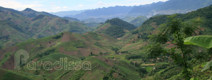 Les montagnes à Moc Chau