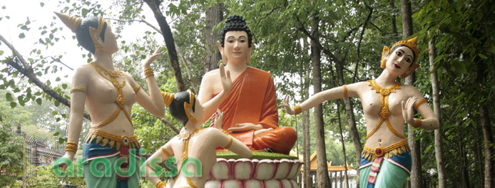 Samrong Ek Pagoda garden