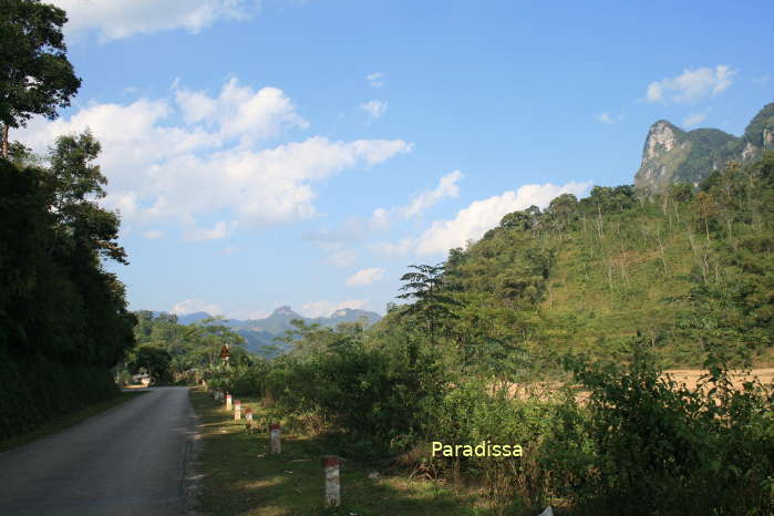 Road with spectacular mountains back to Hanoi from Ba Be National Park