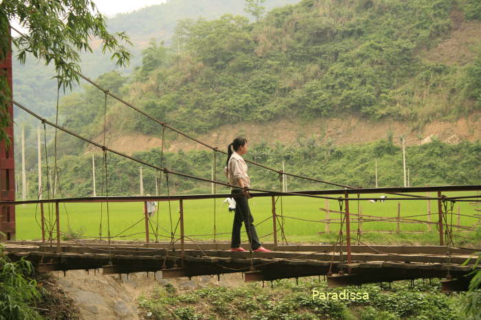 A Dao girl on the suspension bridge near Ban Tau Village