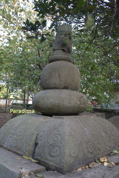 A gourd symbol in the pagoda's garden