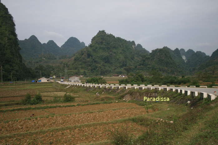 Beautiful road and spectacular landscape along the road between Cao Bang City and Ta Lung Border Checkpoint between Vietnam and China