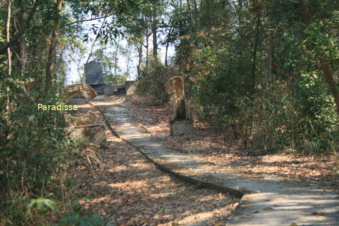 Path on top of Eliane 1 Hill