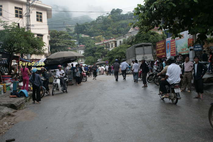 The Hoang Su Phi Sunday Market is right in the center of the Vinh Quang Township