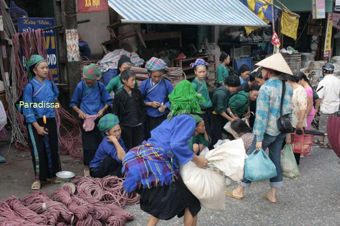 Nung women at the market