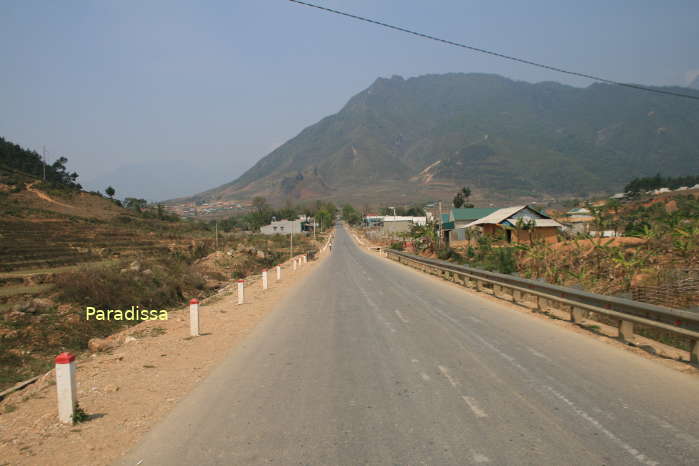 Road 32 at Than Uyen where we can travel between Mu Cang Chai (Yen Bai) and Than Uyen (Lai Chau)