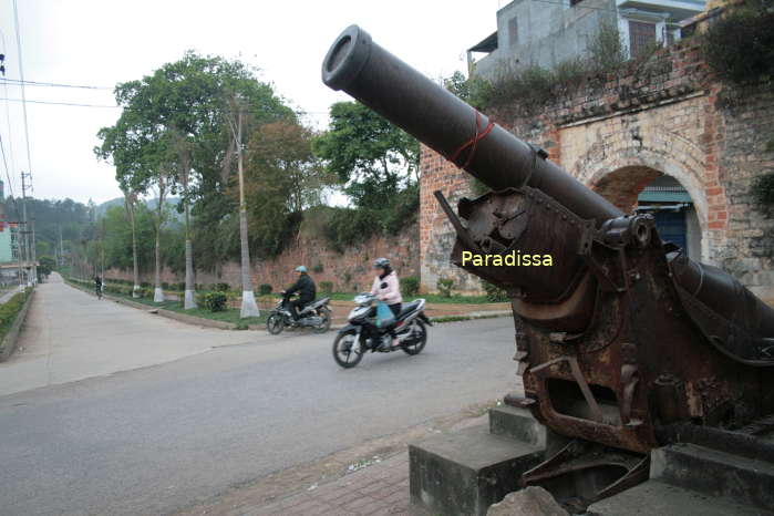 Lang Son Ancient Citadel: the wall and the old cannon