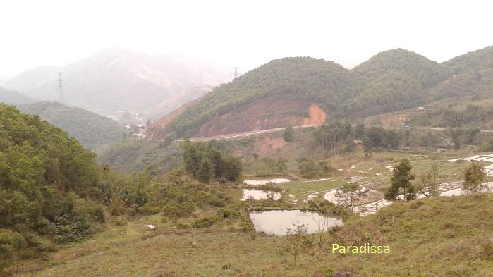 Deo Khe Pass between Phu Tho Province (Tan Son District) and Son La Province (Phu Yen District)