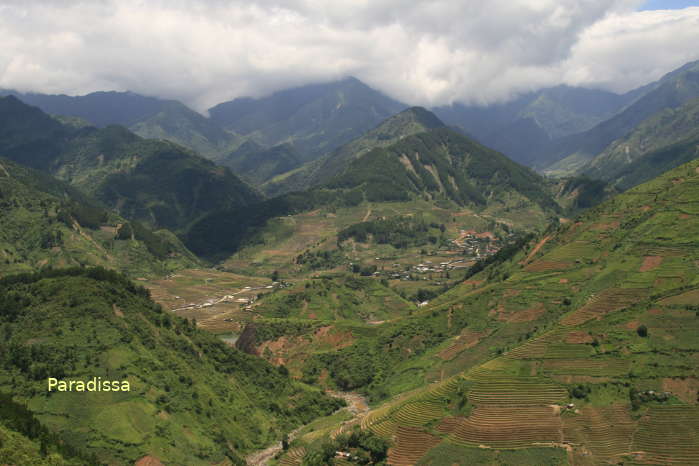 Breathtaking mountains at Tram Tau Yen Bai