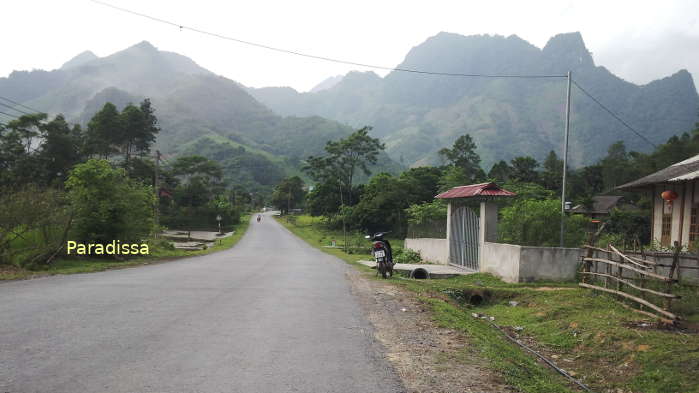 Route 32 at Van Chan Yen Bai which connects Hanoi and Yen Bai Province